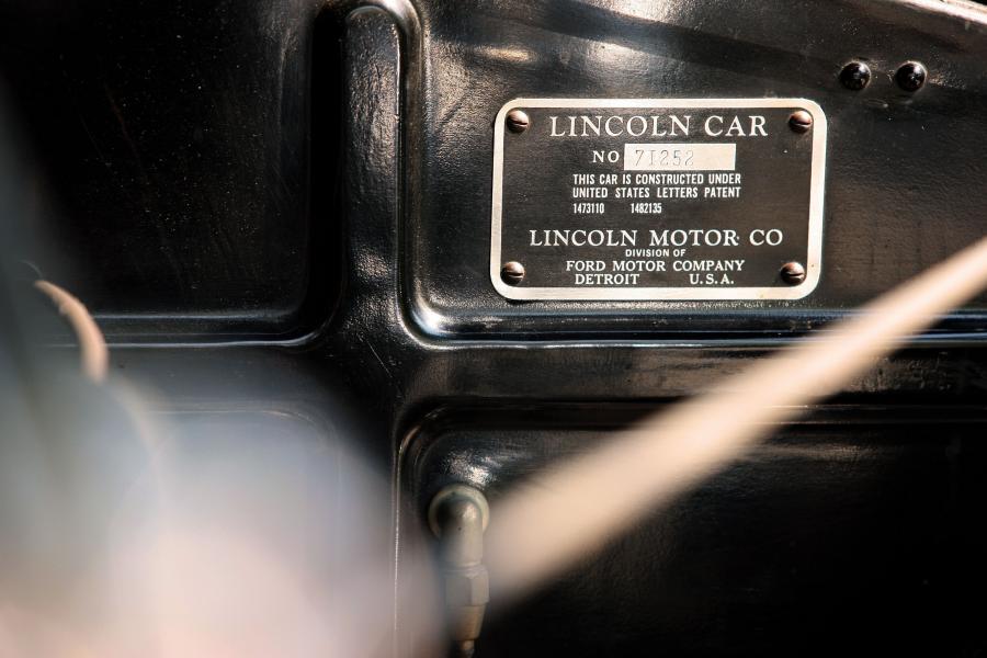  Lincoln Model KA 2-4-Passenger Coupe 1932 года  (фото 16 из 30)